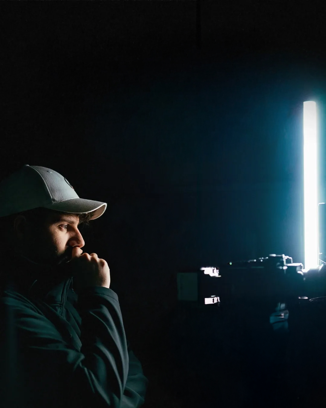 Hugo Quentin, photographe et vidéaste BYHUGOWW, sur un tournage éclairé par un tube lumineux